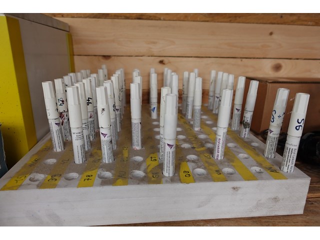 Volledig rek met inhoud - afbeelding 3 van  14