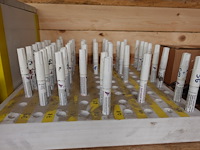 Volledig rek met inhoud - afbeelding 3 van  14