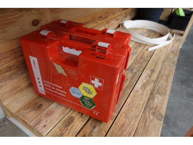 Volledig rek met inhoud - afbeelding 6 van  14