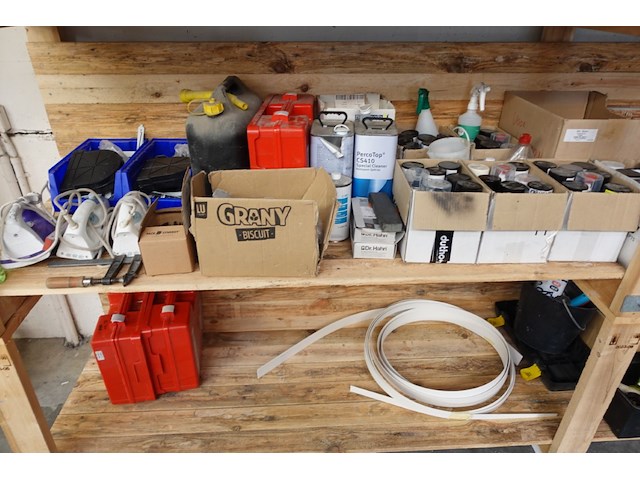 Volledig rek met inhoud - afbeelding 7 van  14