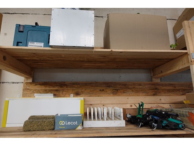 Volledig rek met inhoud - afbeelding 8 van  14