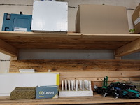 Volledig rek met inhoud - afbeelding 8 van  14