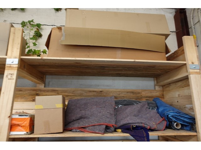 Volledig rek met inhoud - afbeelding 9 van  14