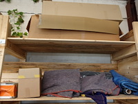 Volledig rek met inhoud - afbeelding 9 van  14