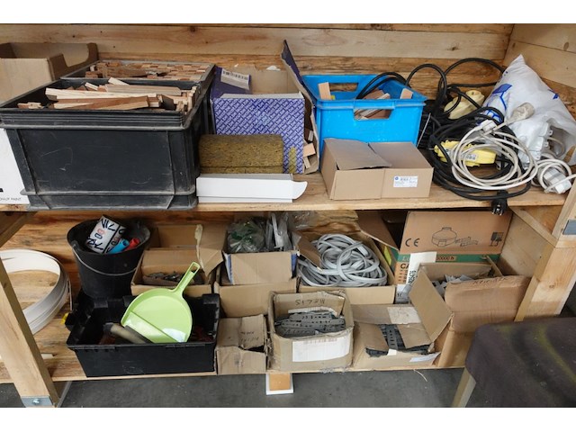 Volledig rek met inhoud - afbeelding 10 van  14