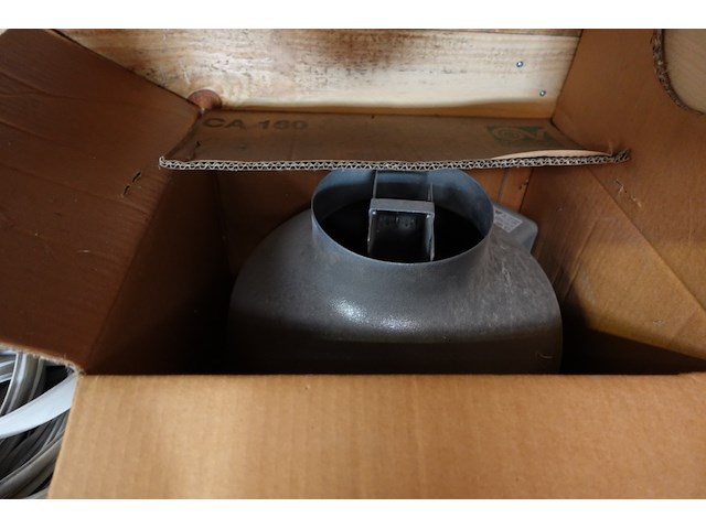 Volledig rek met inhoud - afbeelding 12 van  14