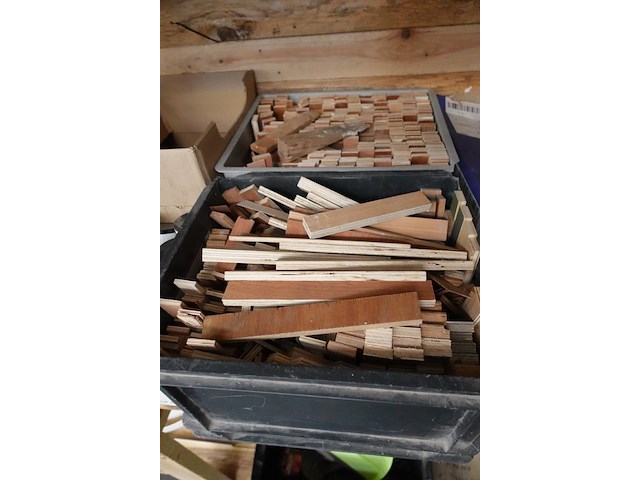 Volledig rek met inhoud - afbeelding 13 van  14