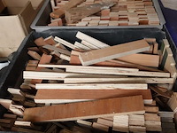 Volledig rek met inhoud - afbeelding 13 van  14