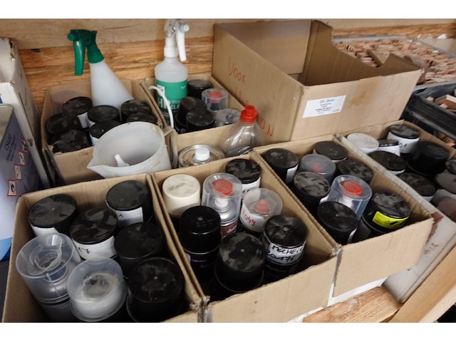 Volledig rek met inhoud - afbeelding 14 van  14