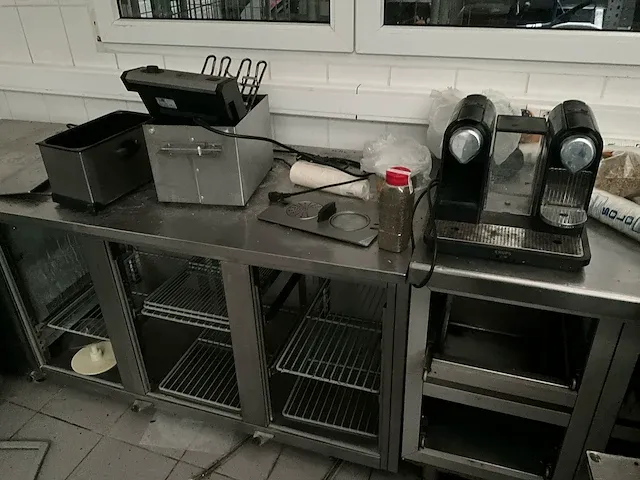 Volledig resterende inhoud van keukenruimte - afbeelding 17 van  29