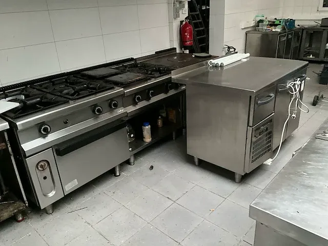 Volledig resterende inhoud van keukenruimte - afbeelding 23 van  29