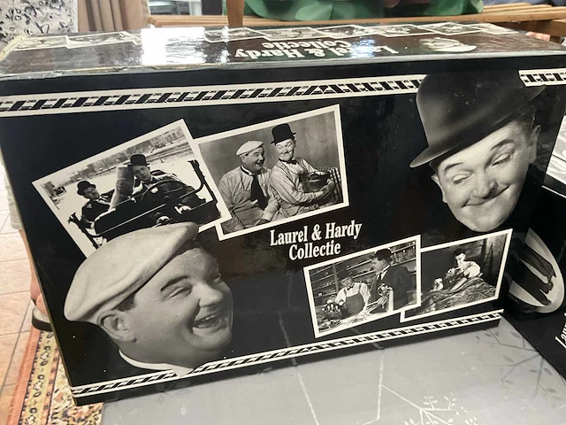 Volledige 60-delige reeks/verzameling videocassettes laurel & hardy - afbeelding 1 van  19