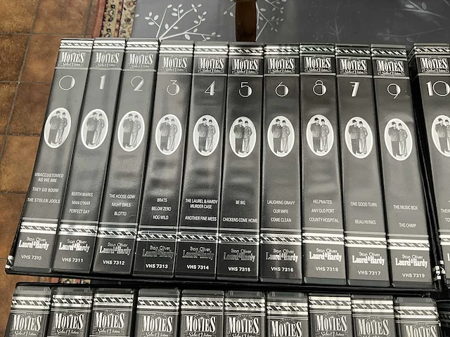 Volledige 60-delige reeks/verzameling videocassettes laurel & hardy - afbeelding 13 van  19