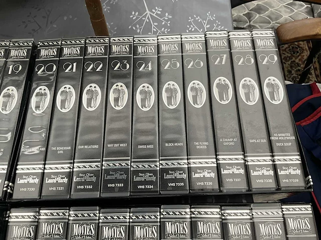 Volledige 60-delige reeks/verzameling videocassettes laurel & hardy - afbeelding 15 van  19