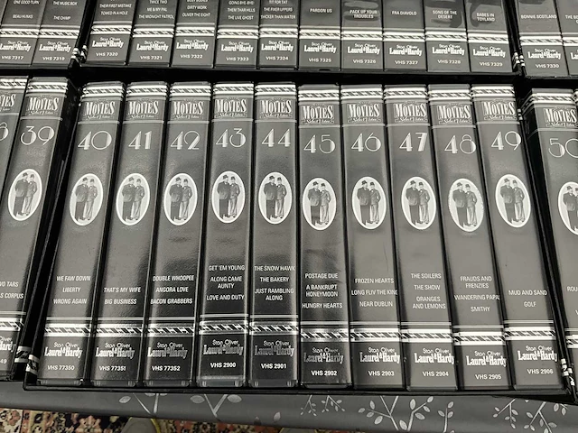 Volledige 60-delige reeks/verzameling videocassettes laurel & hardy - afbeelding 17 van  19