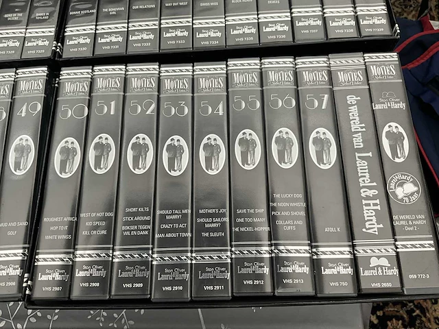 Volledige 60-delige reeks/verzameling videocassettes laurel & hardy - afbeelding 18 van  19