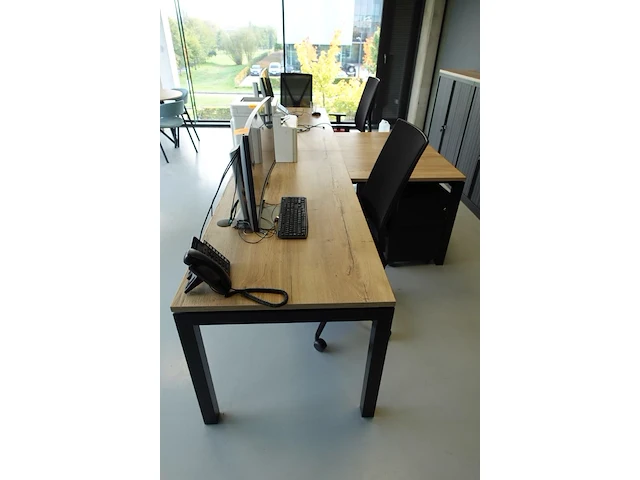Volledige bureauopstelling - afbeelding 2 van  6