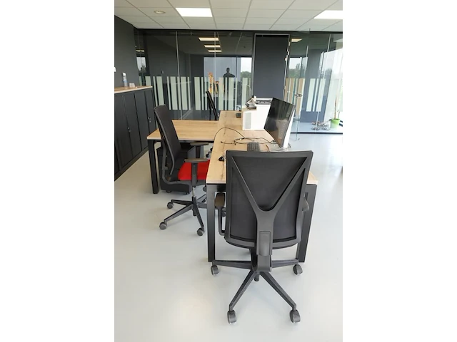 Volledige bureauopstelling - afbeelding 4 van  6