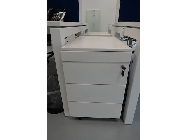 Volledige bureauopstelling - afbeelding 24 van  26