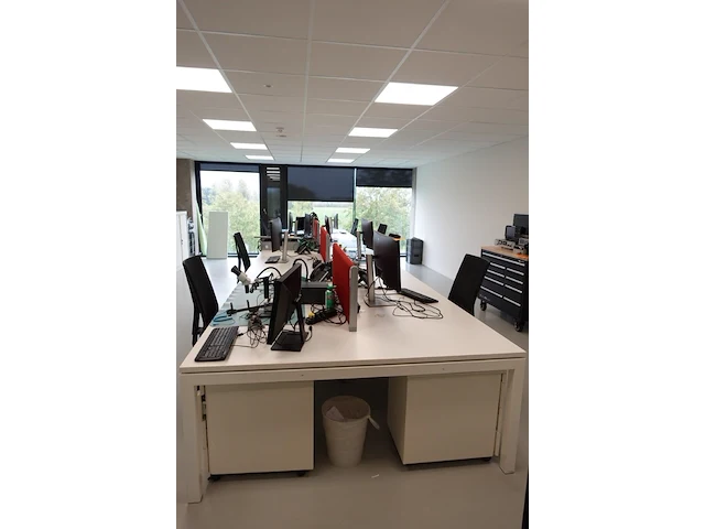 Volledige bureauopstelling - afbeelding 1 van  9