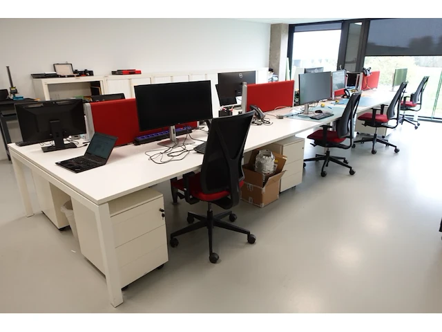 Volledige bureauopstelling - afbeelding 2 van  9