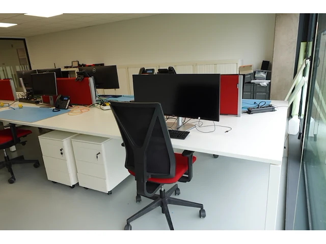 Volledige bureauopstelling - afbeelding 5 van  9