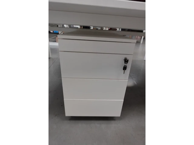 Volledige bureauopstelling - afbeelding 4 van  7