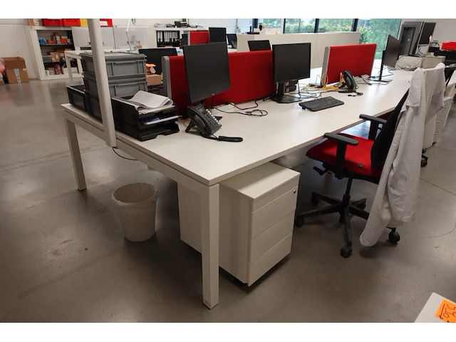 Volledige bureauopstelling - afbeelding 2 van  4
