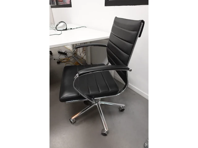 Volledige bureauopstelling - afbeelding 10 van  12