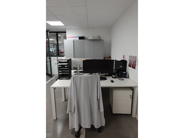 Volledige bureauopstelling - afbeelding 4 van  11