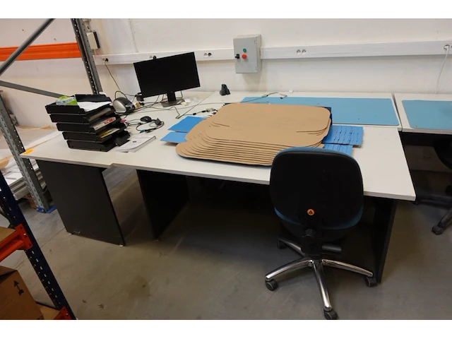 Volledige bureauopstelling - afbeelding 2 van  5