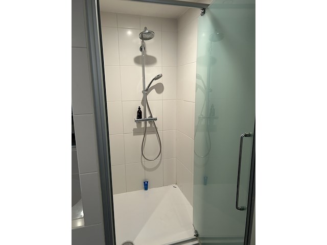 Volledige douche met glazen pivot deur in mat glas - afbeelding 1 van  5