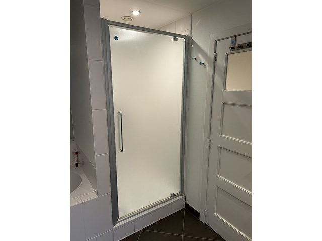 Volledige douche met glazen pivot deur in mat glas - afbeelding 2 van  5