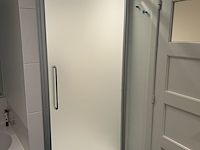 Volledige douche met glazen pivot deur in mat glas - afbeelding 2 van  5