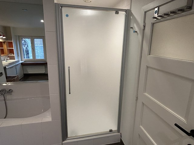 Volledige douche met glazen pivot deur in mat glas - afbeelding 4 van  5