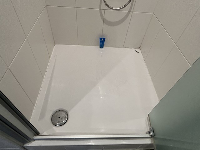 Volledige douche met glazen pivot deur in mat glas - afbeelding 5 van  5