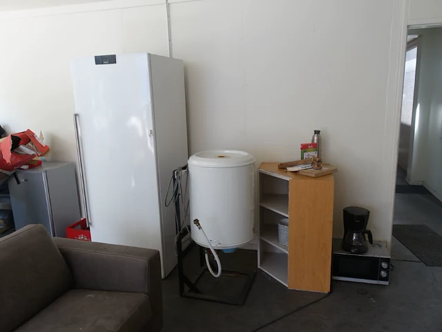 Volledige inhoud bureau ruimte - afbeelding 5 van  12