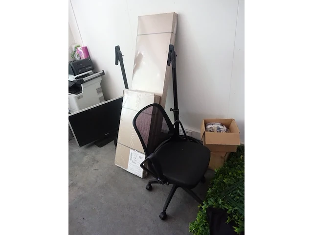 Volledige inhoud bureau ruimte - afbeelding 4 van  8