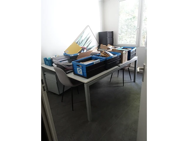 Volledige inhoud bureau ruimte - afbeelding 1 van  4