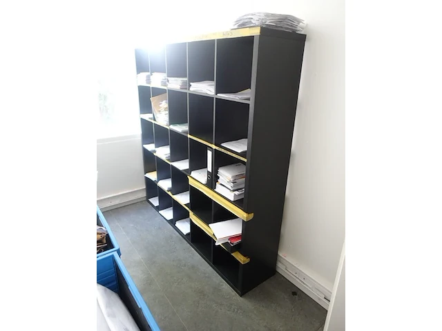 Volledige inhoud bureau ruimte - afbeelding 2 van  4
