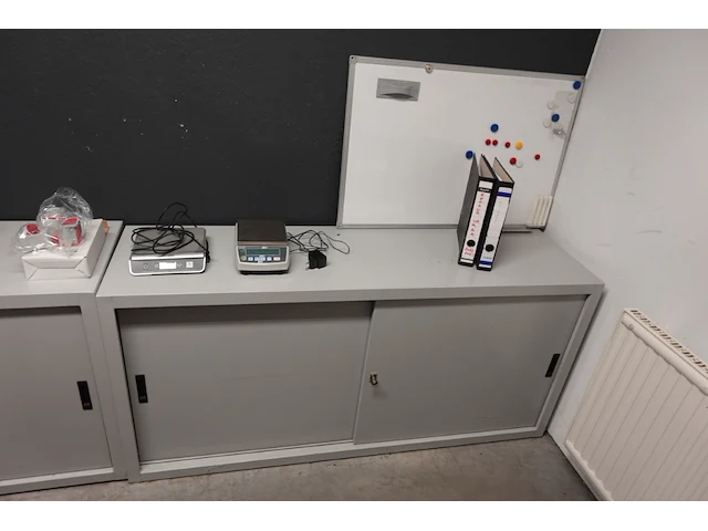 Volledige inhoud bureau - afbeelding 2 van  20