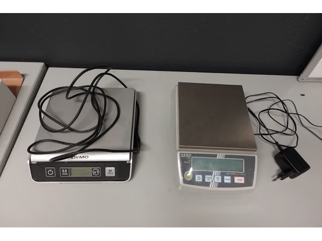 Volledige inhoud bureau - afbeelding 5 van  20