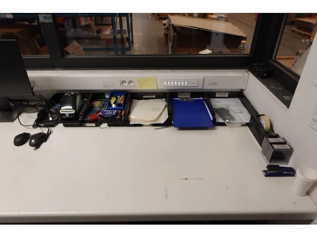 Volledige inhoud bureau - afbeelding 18 van  20