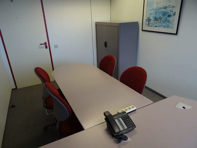Volledige inhoud bureauruimte - afbeelding 2 van  4