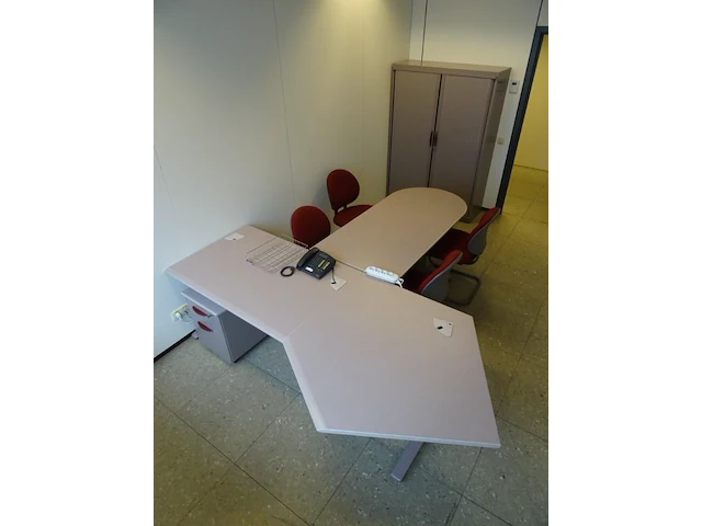 Volledige inhoud bureauruimte - afbeelding 1 van  8