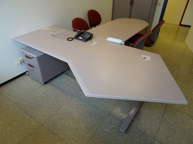 Volledige inhoud bureauruimte - afbeelding 2 van  8