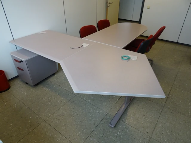 Volledige inhoud bureauruimte - afbeelding 1 van  6