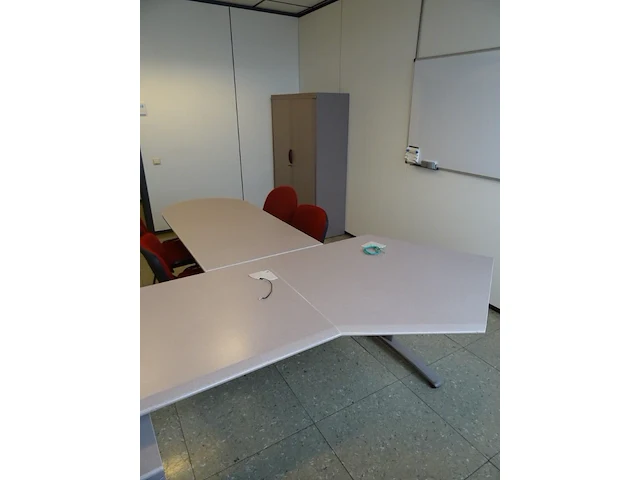 Volledige inhoud bureauruimte - afbeelding 2 van  6