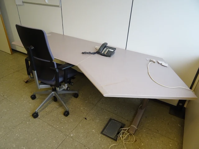 Volledige inhoud bureauruimte - afbeelding 2 van  8