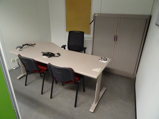 Volledige inhoud bureauruimte - afbeelding 1 van  5